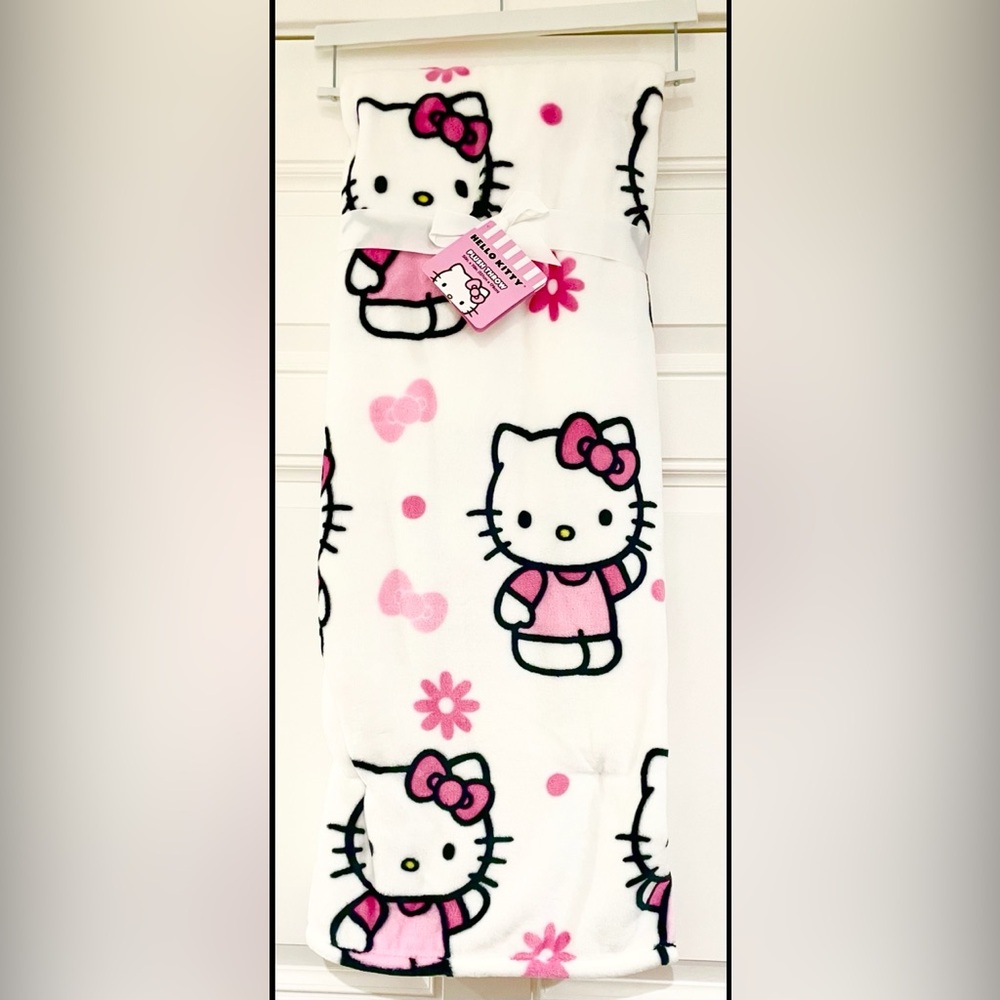 New Hello Kitty Daisy Throw Blanket